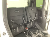 リアシート座面を持ち上げると、背の高い荷物を積むのに便利なトールモードに変身します!多彩なシートアレンジで使い勝手良好!