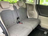 後席は左右に並ぶシートとヘッドレストを備え、同乗者が並んで座れる空間です。グレーを基調とした生地で落ち着いた印象があり、足元にはフロアマットが備わっています。