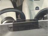 【ヘッドアップディスプレイ】現在の車速表示や目的地へのルート案内やメディア関連のリストを表示する事が可能です。視線移動を減らす事によりドライブに集中して頂けます。