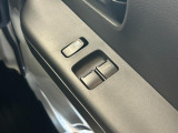 パワーウィンドウのスイッチですよ。 運転席に居ながら窓を開け閉めのコントロールできますよ。