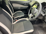 運転席と助手席は、身体を支える形状のシートで前席のくつろぎに配慮しています。黒を基調に明るい縁取りを加えた室内で、足元も見渡しやすく清潔感のある空間です。