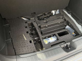 リヤアンダーカバーの下には、パンク修理キットが収納されています。