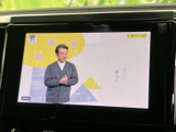 画面に番組映像が表示され、停車中のひとときに映像を楽しめる装備です。見やすい大きさで内容を確認しやすく、車内で過ごす時間の選択肢を広げてくれます。