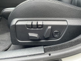 【メモリー機能付きパワーシート】運転手が代わってもボタン一つで設定ポジションに。常にご自身のドライブ設定が整います。