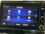 画面には目的地設定や電話、登録地点などのメニューが表示され、必要な項目を見つけやすい構成です。ナビやオーディオに加え、Apple CarPlayの表示も確認でき、日常の移動に活用できます。