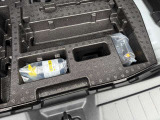 トランクフロアには応急用のパンク修理キットとエアコンプレッサーを備えています。