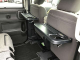 シートバックにはテーブルがついております。