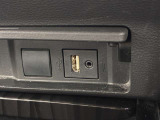 こちらのクルマはUSB接続コネクタも装備されています♪スマホの充電などにお使い下さい。ご旅行中での充電切れも、これなら心配いりませんね!