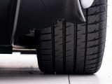 車体を後方から見た際の【右後輪】です。溝の残量やキズの有無など、より状態を詳しくお知りになりたい場合はスタッフまでお尋ね下さいませ。