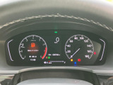 速度やエンジン回転数などの情報がメーター内にまとまり、運転に必要な表示をひと目で確認しやすい配置です。中央のディスプレイにも時刻や外気温などが表示され、日々の運転を支えます。