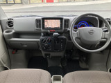 運転席まわりは視界を遮りにくいすっきりした配置で、前方を見渡しやすい印象です。シートは落ち着いた色合いで、足元にもゆとりがあり、乗り降りの際にも空間の広さを感じられます。