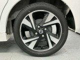 【純正アルミホイール】車体に最適化された設計による優れた耐久性と走行性能、そしてデザイン性。特に、足回りの軽量化は加速性能・燃費・乗り心地の向上に繋がり、ブレーキ性能も高めます。