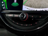 MINIの運転席操作部は、中央に構えるディスプレイが最大の特徴です。航空機を思わせるトグルスイッチなど、直感的で遊び心のあるメカニカルな操作感が、ゴーカートのような走りの高揚感を高めます。