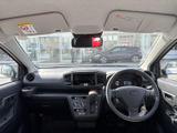 前席から中央の操作部まで見渡せる運転席まわりは、各部の配置がすっきりしています。フロントガラス越しに前方を確認しやすく、日々の運転でも落ち着いて過ごせる室内です。