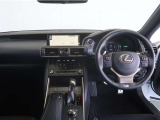 洗練されたデザインのインパネが、車内空間に上質な印象を演出。操作系がすっきりとまとめられ、運転中も視線移動が少なく快適です。