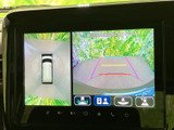 後方の映像に加え、車両周囲を上から見た表示も確認でき、駐車時の安全確認をサポートします。画面内の目安線も参考にできるため、限られたスペースでの切り返しにも役立ちます。