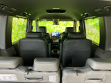 後席から前方まで視線が抜け、車内全体の広がりを感じられるレイアウトです。窓から光が入り、座る位置を問わずゆったりと過ごしやすい室内です。