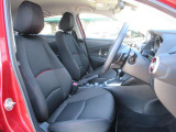 正しい姿勢で運転できるように体幹の腰部をしっかりささえるようデザインされているシートです。素材、シート形状を研究することでフィット感を高めつつ、優れた快適性を実現しています。