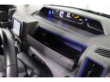 スッキリしまうことのできる運転席アッパーボックスがあります!