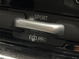 ●BMWモードセレクト:スポーツモードではダイナミックな走りを。ECO PROモードでは、エンジンレスポンスやシフトタイミングの最適化に加え、エアコンの作動も効率的に制御し、燃料消費量を抑制します。