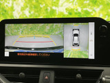 車両周辺の映像と俯瞰表示を画面で確認でき、駐車時など周囲の状況把握をサポートします。ガイド線も表示され、車体の位置を見ながら操作できるため、狭い場所での駐車にも心強い装備です。
