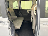 後部座席もベンチシートになっており天井との高さがある為用途に合わせ大きい荷物も収納することができます