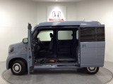 床は低く、天井は高く、すみずみまで使える四角い荷室の大空間です。運転席以外の空間すべてに荷物が積める!。助手席側センターピラーレス (ドアインピラー構造)です。