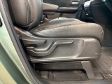 シートハイトアジャスターを装備!運転席の座面の高さを体格やお好みに合わせて調整できます。より自然な運転姿勢を取りやすく、前方の見やすさを調整できるのも嬉しいポイントです。
