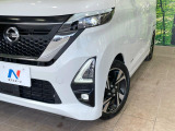 【LEDヘッドライト】悪天候や夜間走行時も良好な視界を確保し安心して運転できる高輝度LEDヘッドライトを装備!点灯速度が早く、消費電力も抑えられています。