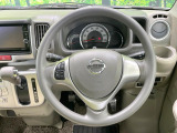 インテリアに合わせたデザインのステアリングは、運転される方のことも考え、運転しやすい形状、大きさです。是非一度、実際に触ってお確かめください。