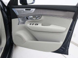 運転席ドアの全景です。キャビンを彩るすべてのものに、機能を形にした美しさが備わっています。