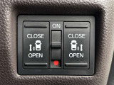 両側電動スライドドアのスイッチ付です。車内からもスイッチひとつで楽にドアの開閉が可能です。電動なので開閉時に力を使う必要がなく、半ドアになることもありません!