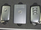スマートキーをポケットやバッグに携帯していれば、キーを取り出すことなくドアハンドルを握り解錠、ドアハンドルのセンサーに触れるだけで施錠できます。