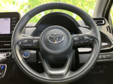 手元には複数のスイッチが備わり、運転姿勢を保ったまま各種機能にアクセスできます。メーターや画面を見ながら使いやすく、日々の運転をサポートする装備です。