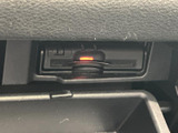 車内の収納スペース内にカード機器が設置され、使用状況を示すランプも確認できます。必要なときに手元で扱いやすい位置にあり、高速道路の利用などで便利な装備です。