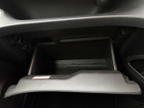 【グローブボックス】大容量のグローブボックスです!!車検証ケース他、日頃使う小物類の収納スペースもたくさんあります!