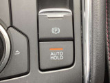 AUTO HOLD機能を装備。信号待ちや渋滞時にブレーキペダルを踏み続ける必要がなく、街乗りから長距離ドライブまで快適性を高めます。