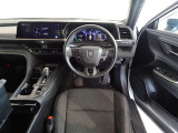 革巻きステアリングで快適な操作性の運転席です。
