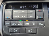 運転席と助手席それぞれで温度調整可能。快適性を高めるデュアルエアコンです。