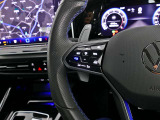 設定したスピードを上限に自動で加減速をし、一定の車間距離を保つ事で長距離運転の疲労を軽減する【ACC】が装備。