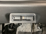 ハンドルの真下にETCがついています。高速道路の料金所の通過も楽々です。 カードの取り出しもしやすい場所についています。