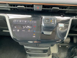 タブレット端末のようなタッチパネル式のオートエアコン採用。凹凸のない滑らかな表面で操作感を高めています。