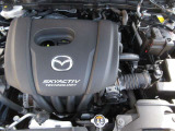 「SKYACTIV-G(ガソリン)」は、規格外の高圧縮を実現し、世界のエンジン技術者に驚きを与えました。さらに、それを維持したままノッキングの発生を抑え、熱効率を向上、走りにも寄与したエンジンです。