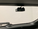 後方にもドライブレコーダーのカメラが付いています。前後両方でお車の周りを監視・記録いたします。