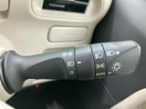 レバーには各種表示がまとまり、運転席から機能を確認しやすい構成です。手元で扱える装備が備わり、周囲の状況に応じた操作を行う際にも使いやすさに配慮されています。