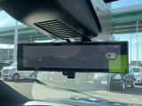 【インテリジェントルームミラー】です。車両後方のカメラ映像がミラー(液晶画面)に写るので、後席の人や荷物が写りこみません。夜間や悪天候でも視界が良好です♪