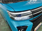 白く明るい光で夜間走行をサポートするLEDヘッドランプを搭載