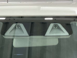【デュアルカメラブレーキサポート】フロントガラスに設置した「ステレオカメラ」が、前方のクルマや人を検知。夜間の検知にも優れ、万一の危険を察知し、衝突被害軽減ブレーキなどで衝突回避をサポートします。