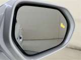 ウインカーミラーにはBSM(ブラインドスポットモニター)を搭載。隣を走る車両が死角に入るとLEDインジケーターを点灯。また、ウィンカーを出すとインジケーターも光って点滅!注意を促してくれます