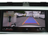 バックカメラ映像と車両周囲の表示で駐車をサポート。ガイドラインで進行方向を確認できます。